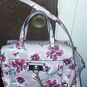 PRETTY FLORAL GUESS BAG!  NEW LISTING!😊